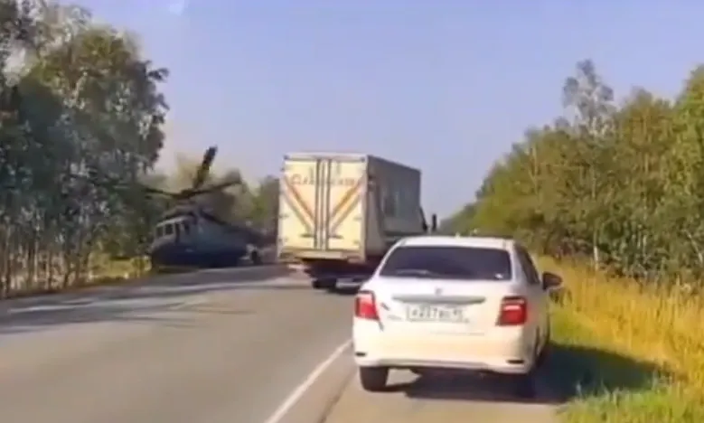 Momentul în care un elicopter rusesc se prăbușește pe un drum aglomerat
