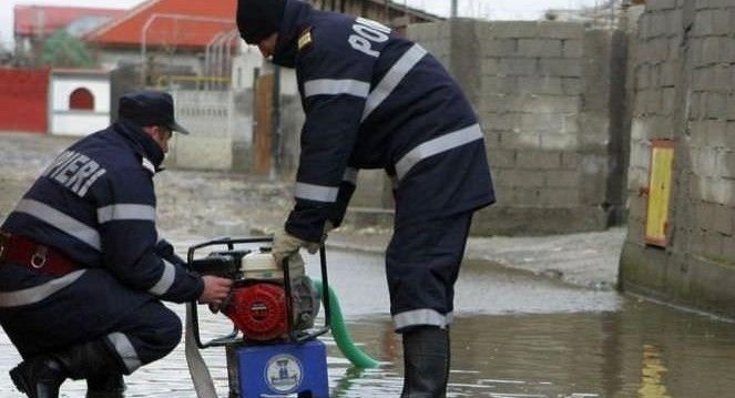 curtea școlii Colibași inundata