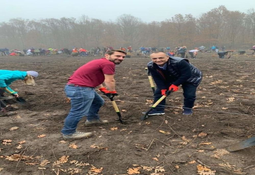 Principele Nicolae a ieşit la plantat copaci. Nu a fost singur, ci însoţit de logodnica lui şi sute de voluntari