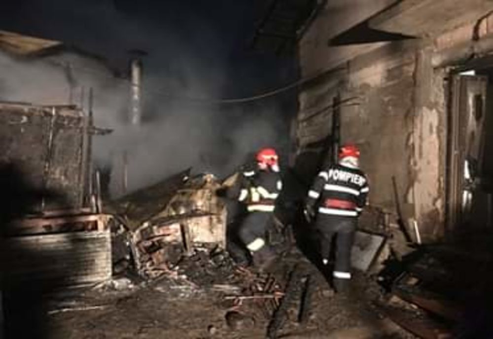 O casă din localitatea Remuș a luat foc. Pompierii intervin