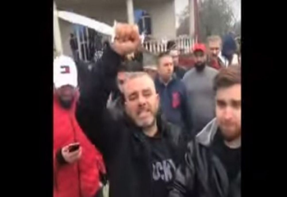 Scandal cu macete, săbii și topoare pe străzile din Ghimpați