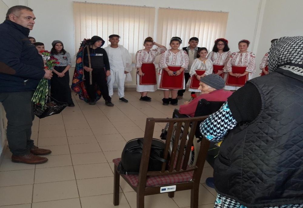 “ Un măr, o floare și-o urare” pentru persoane vârstnice instituționalizate în căminul din Oncești