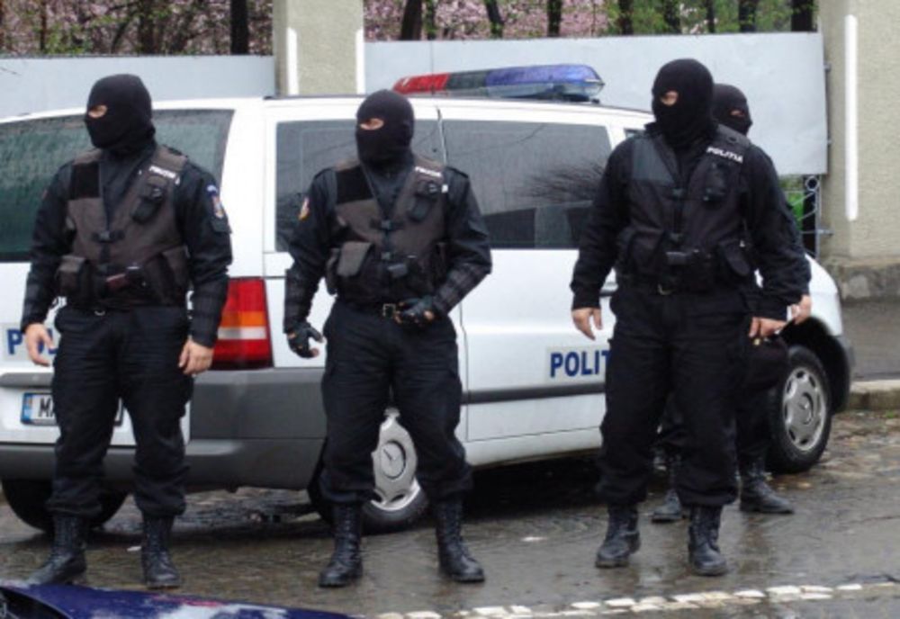 Percheziții la persoane suspectate de deținerea unor țigarete de contrabandă și articole pirotehnice