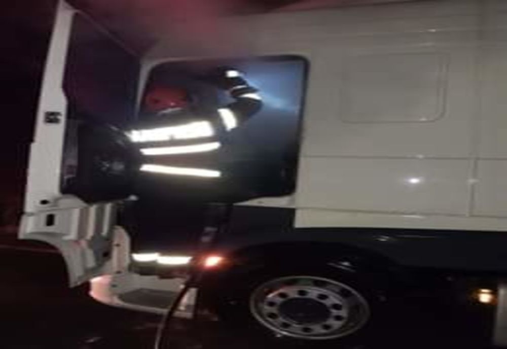 Camion cuprins de flăcări pe DN 41, la Prundu