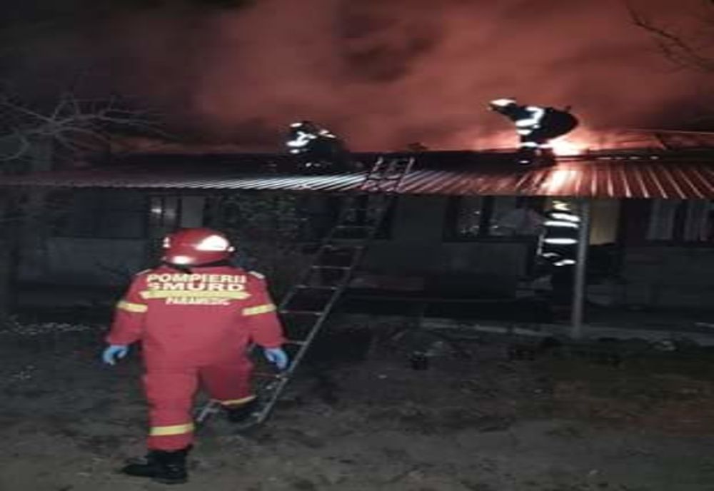 Două case din județul Giurgiu, distruse de incendii în această noapte