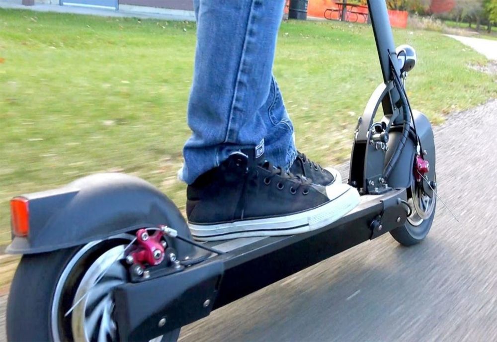 Circulația trotinetelor electrice, interzisă pe trotuar. Noi reguli pentru cei care circulă cu aceste mijloace de transport  