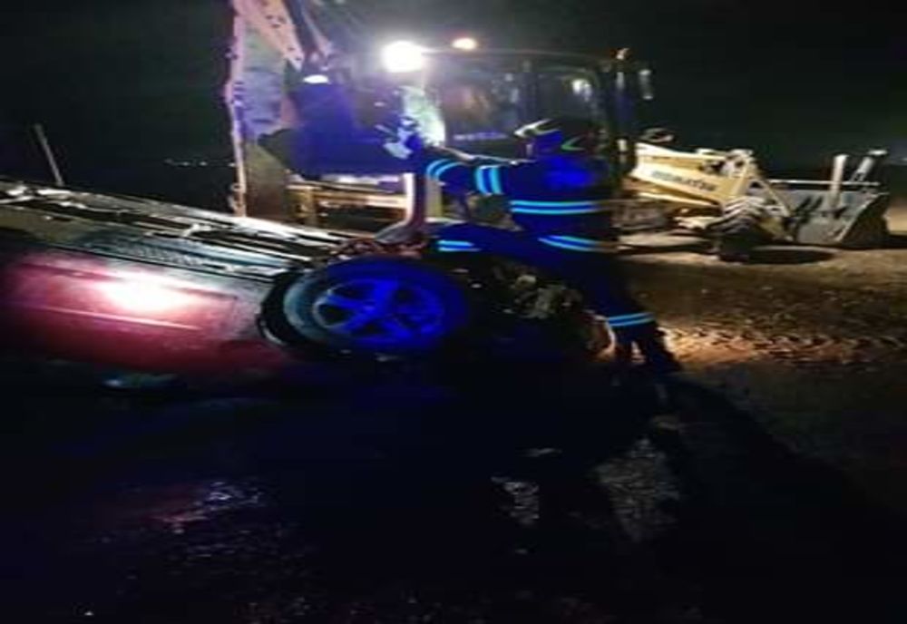 Un tânăr de 22 de ani s-a răsturnat cu mașina într-un canal de irigații