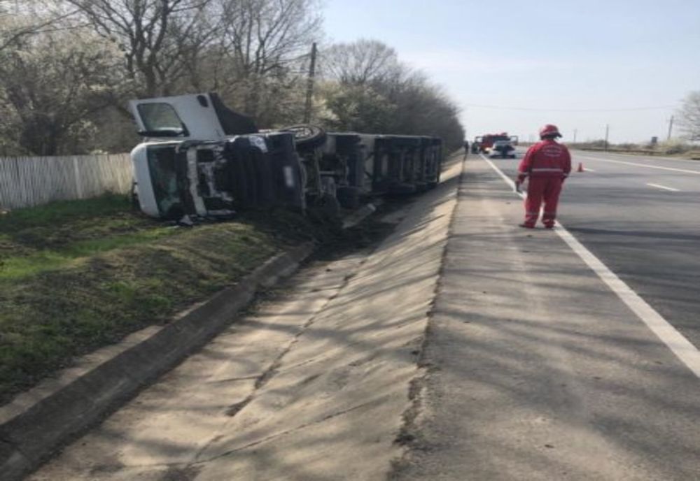 Tir răsturnat în șanț pe DN 5, la Plopșoru