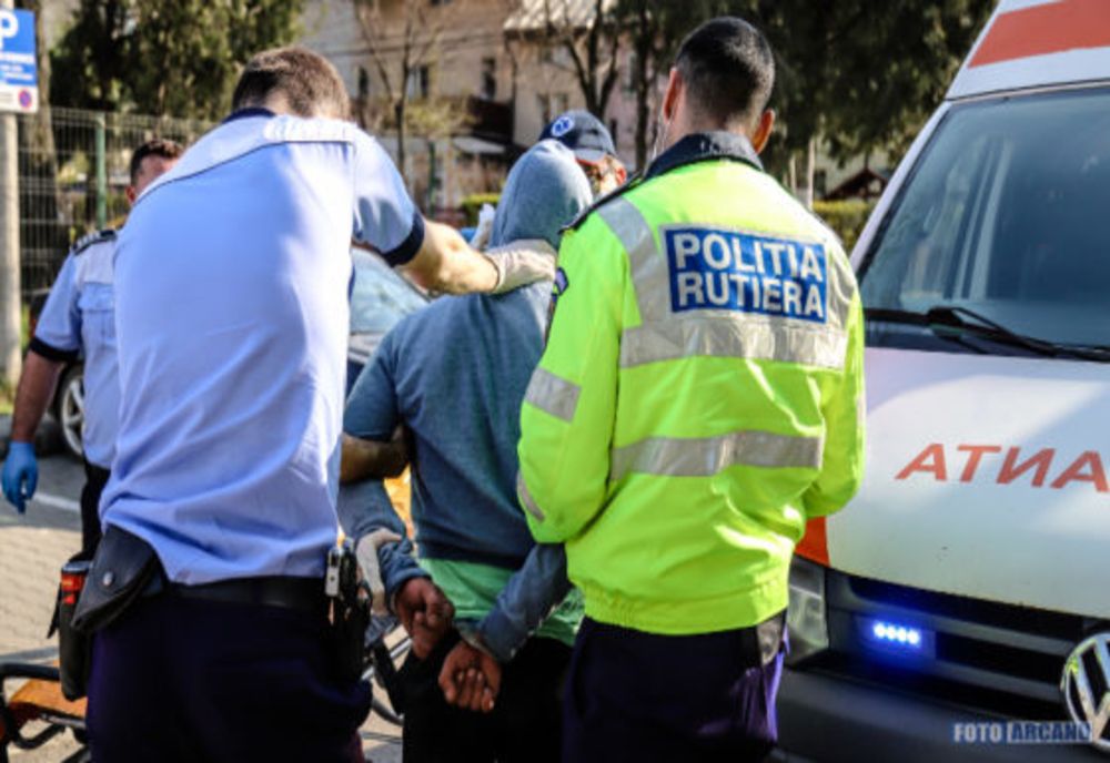 Tânăr încătușat în Giurgiu după ce a ieșit în fața blocului și a făcut scandal