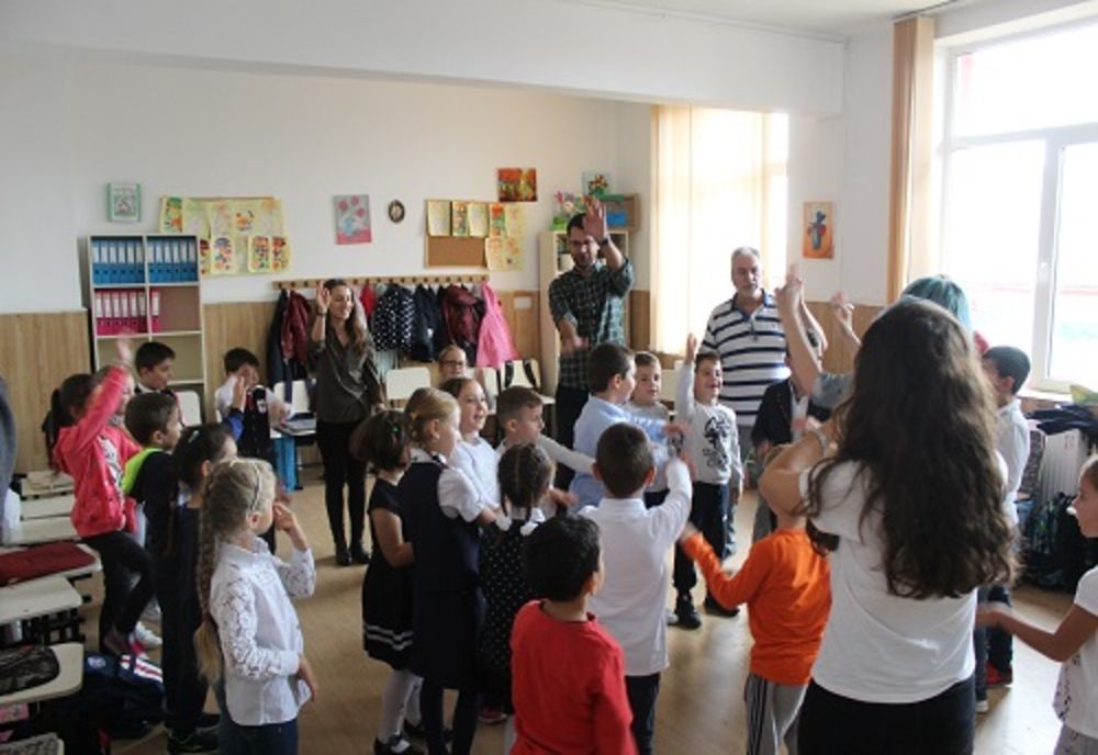 Reducerea numărului de ore de şcoală nu va fi aplicată din toamnă