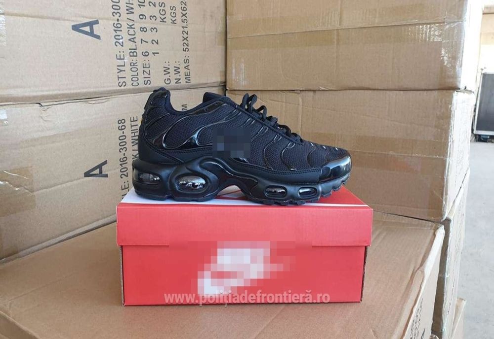 Mii de perechi de încălţăminte, în valoare de peste 1.100.000 euro, dacă ar fi fost originale, confiscate la P.T.F. Giurgiu