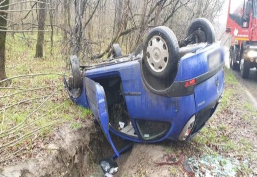 Șofer rănit după ce s-a răsturnat cu mașina, la Hulubeșți