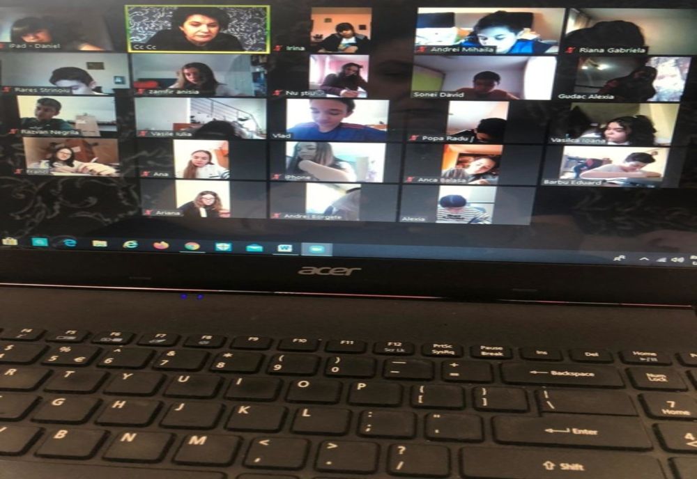 Elevii și profesorii vor relua cursurile on-line, după Paște 