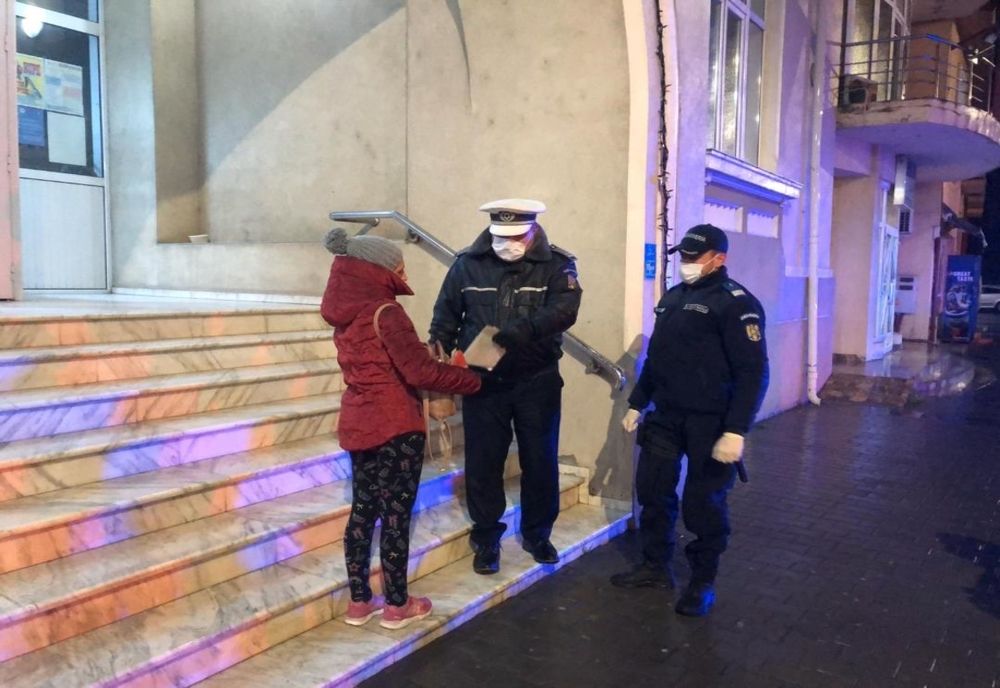 Sute de amenzi aplicate de poliţişti în urma verificărilor privind respectarea Ordonanţelor Militare