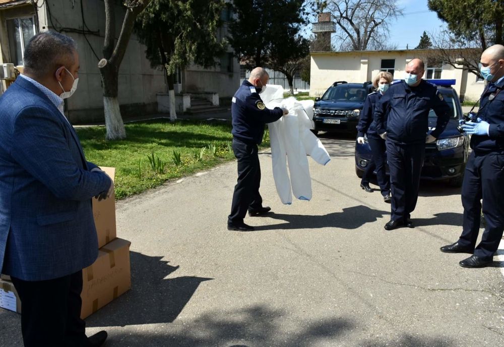 150 de combinezoane și substanțe dezinfectante, donate Jandarmeriei Giurgiu de către autoritățile locale