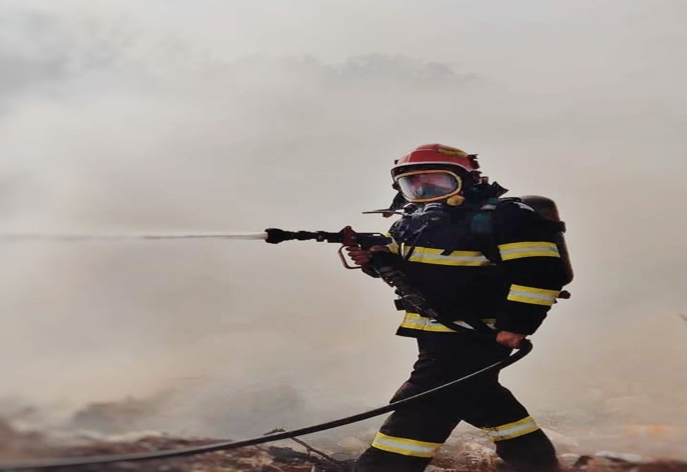 Din ce în ce mai multe incendii de vegetaţii uscată. Pompierii ameninţă cu sancţiuni