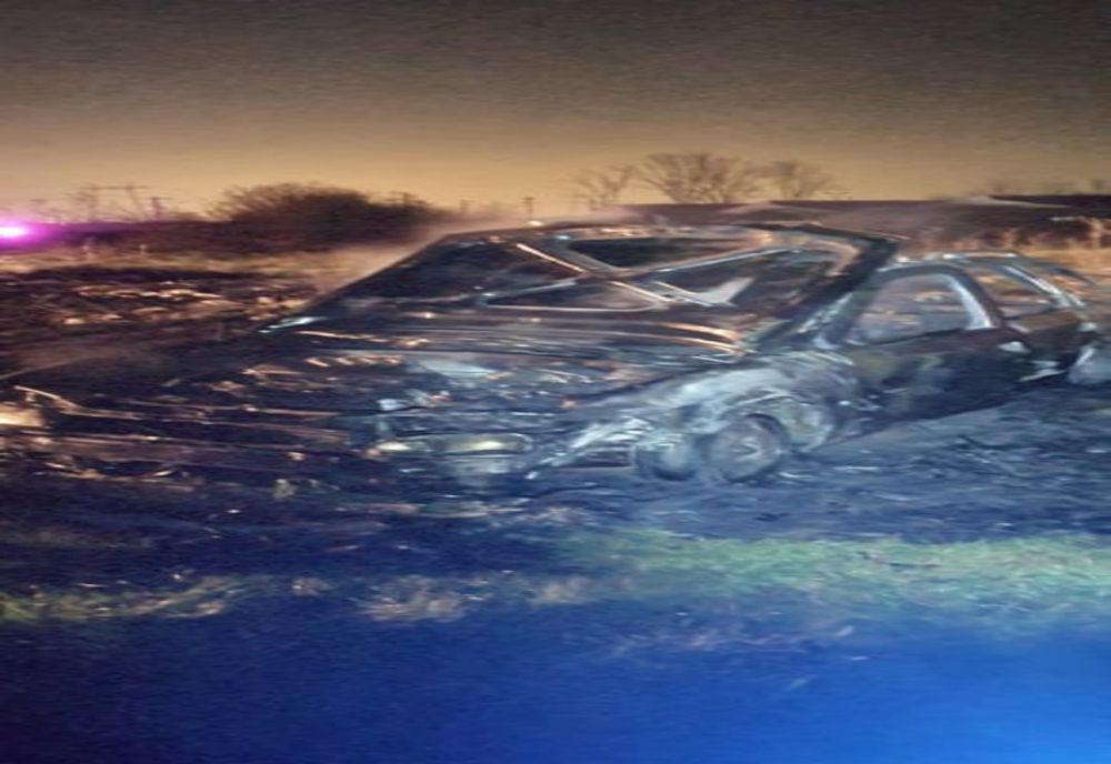 Un autoturism a ars în totalitate în urma unui scurt circuit