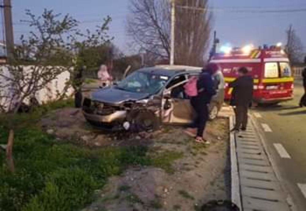 Accident rutier între un microbuz și un autoturism, pe DJ 601, în localitatea Bolintin Vale.