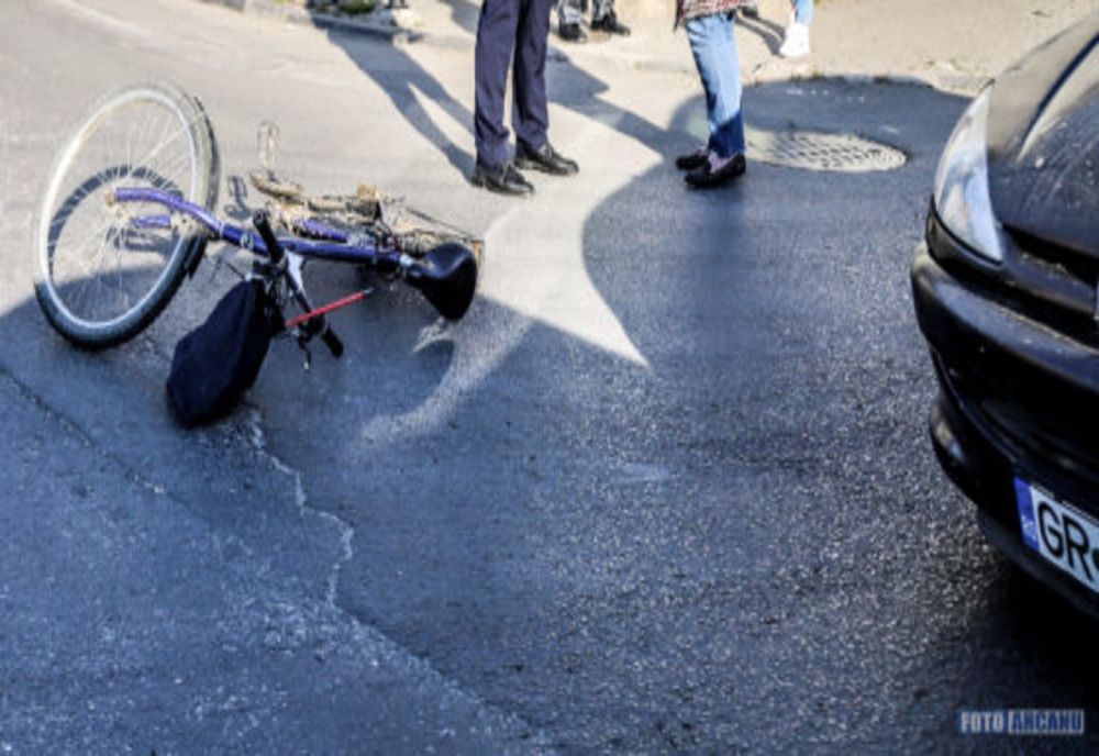 Accident rutier într-un sens giratoriu din municipiul Giurgiu. Un bărbat a fost rănit