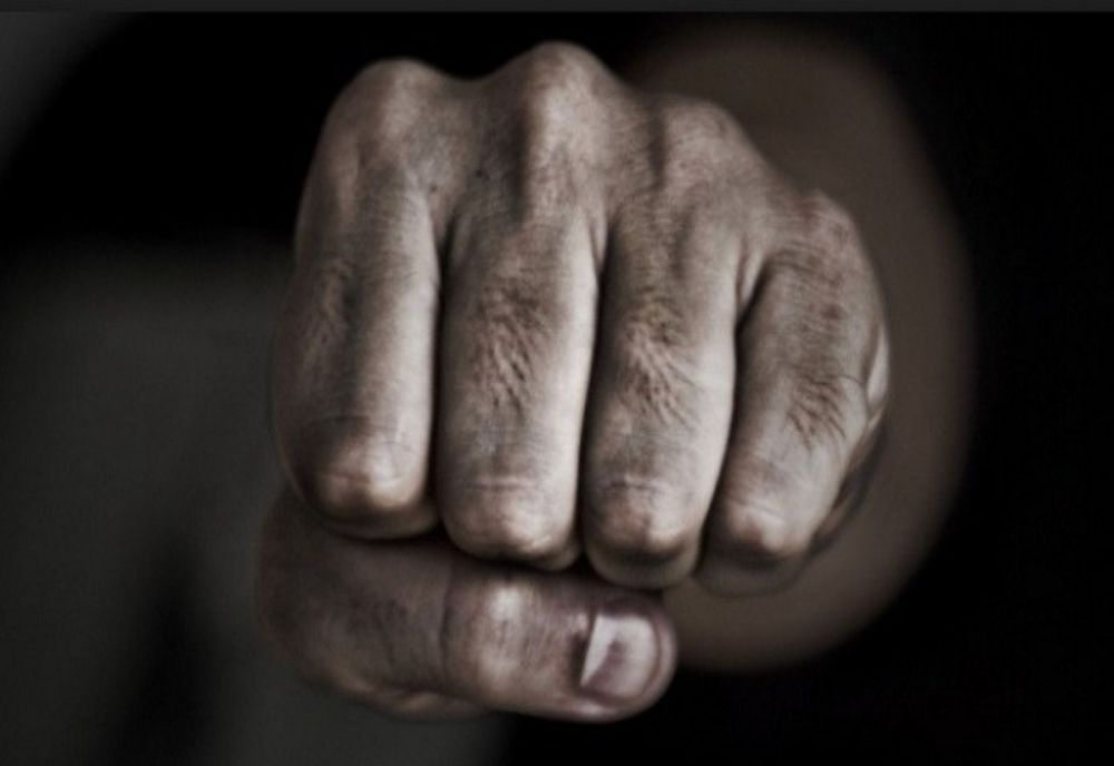 Ce a păţit un giurgiuvean care şi-a ameninţat familia cu cuţitul şi a agresat-o pe mama sa