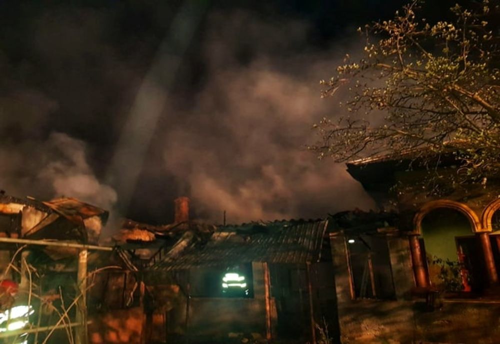 Incendiu la o casă din Hotarele din cauza unui coș de fum defect