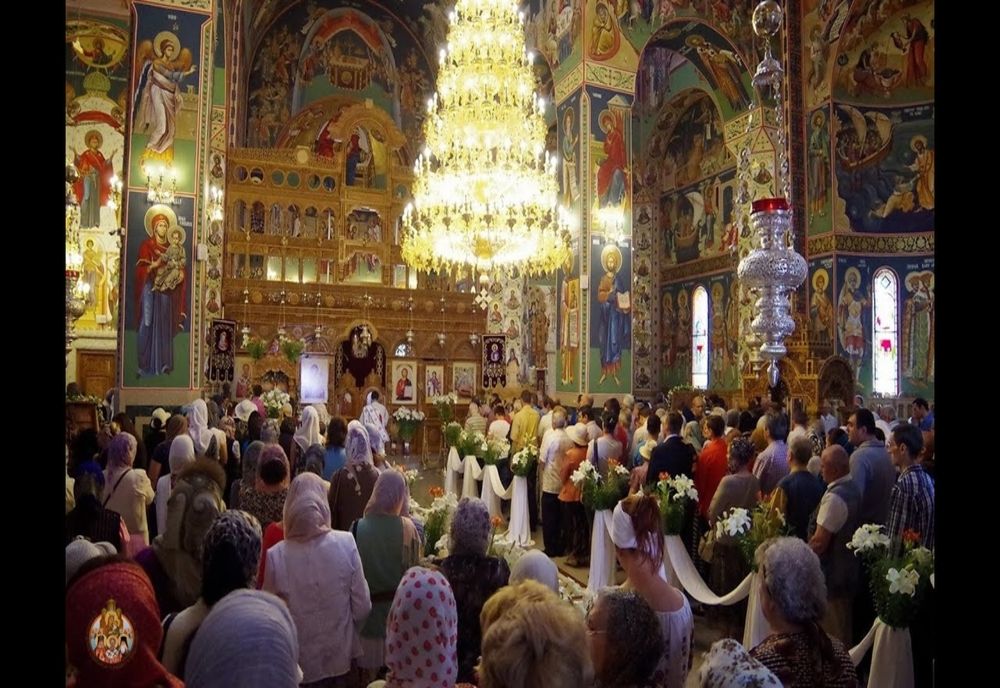 Biserica Ortodoxă reacționează: Potirul sau lingurița se curăță înainte şi după folosire 