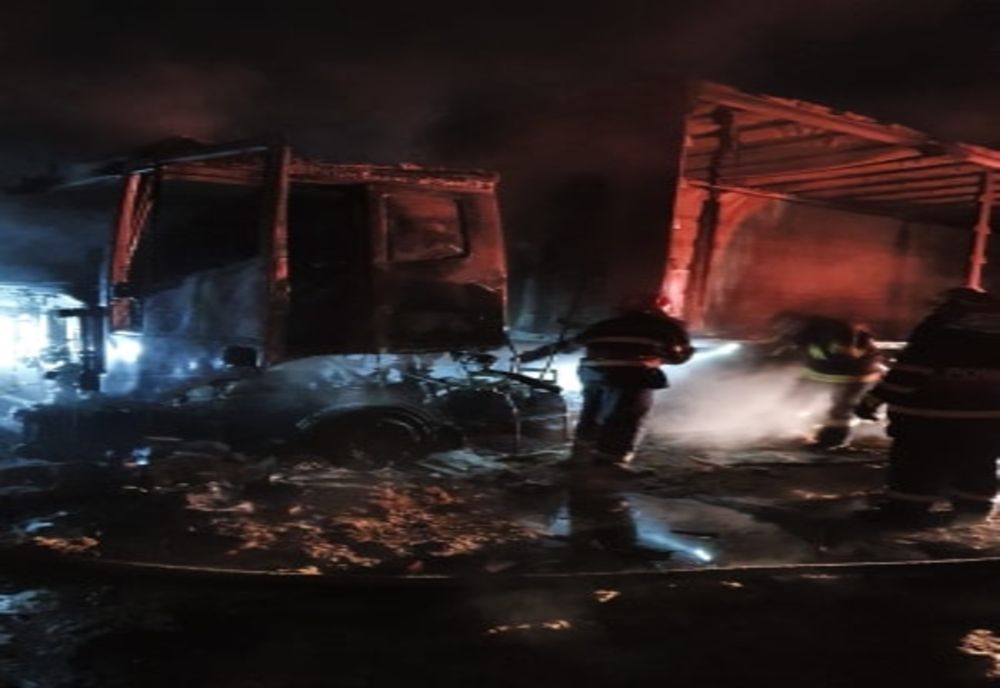 Un autocamion aflat în curtea unui depozit de lemne a luat foc. Trei autospeciale au intervenit pentru stingerea incendiului