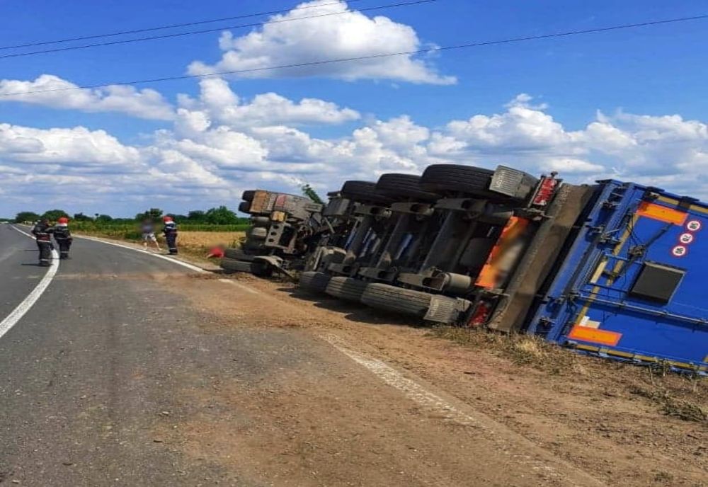 Un TIR încărcat cu cereale s-a răsturnat pe DN 41 