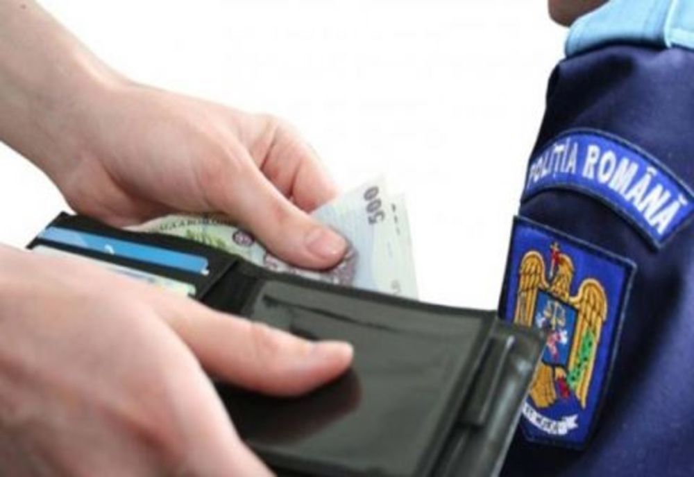 Bărbat trimis în judecată după ce a încercat să mituiască un polițist