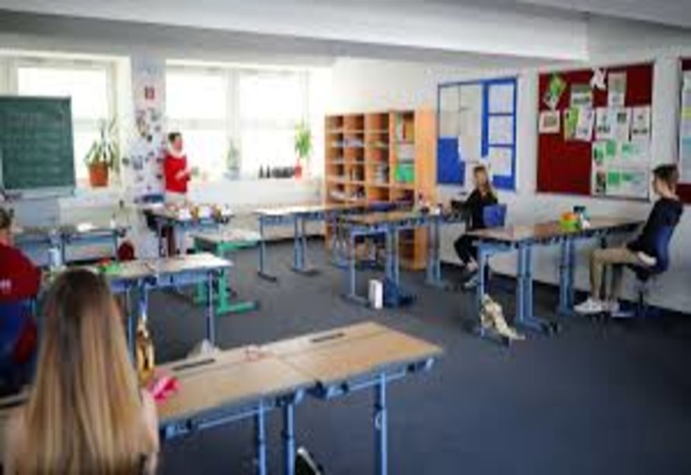 Din septembrie, mai puțin elevi în clase şi programe decalate?! 