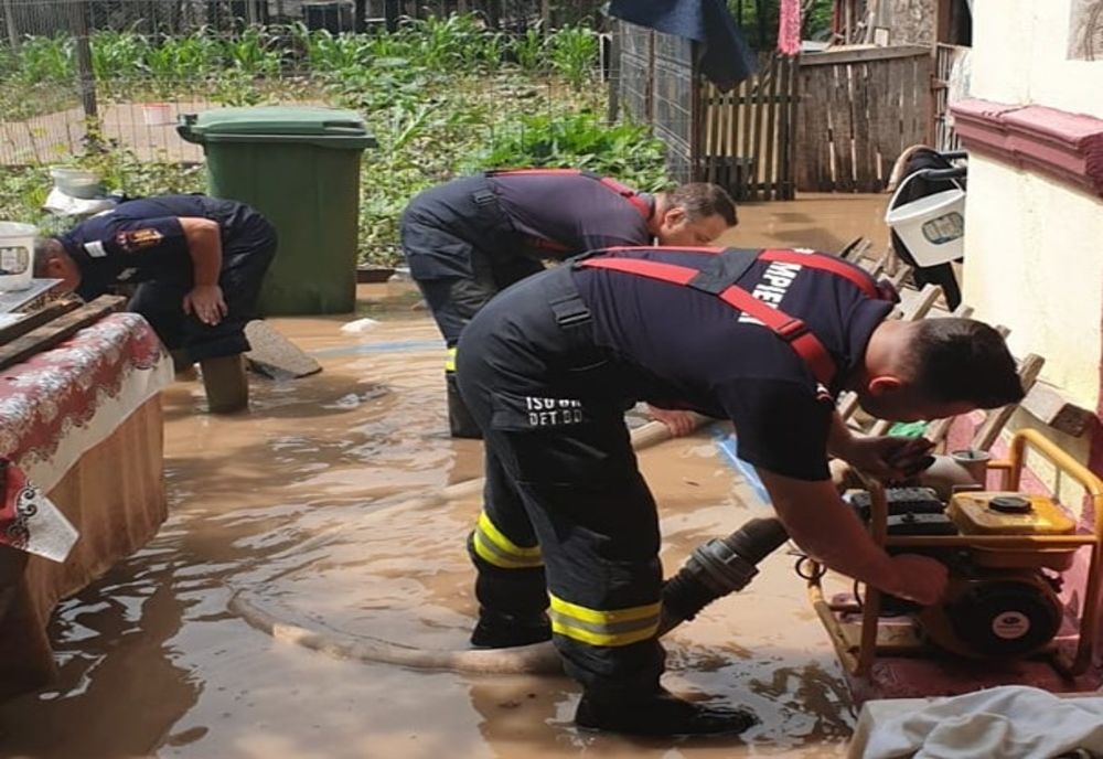 Ploile au inundat curțile unor cetățeni din Giurgiu și Găiseanca