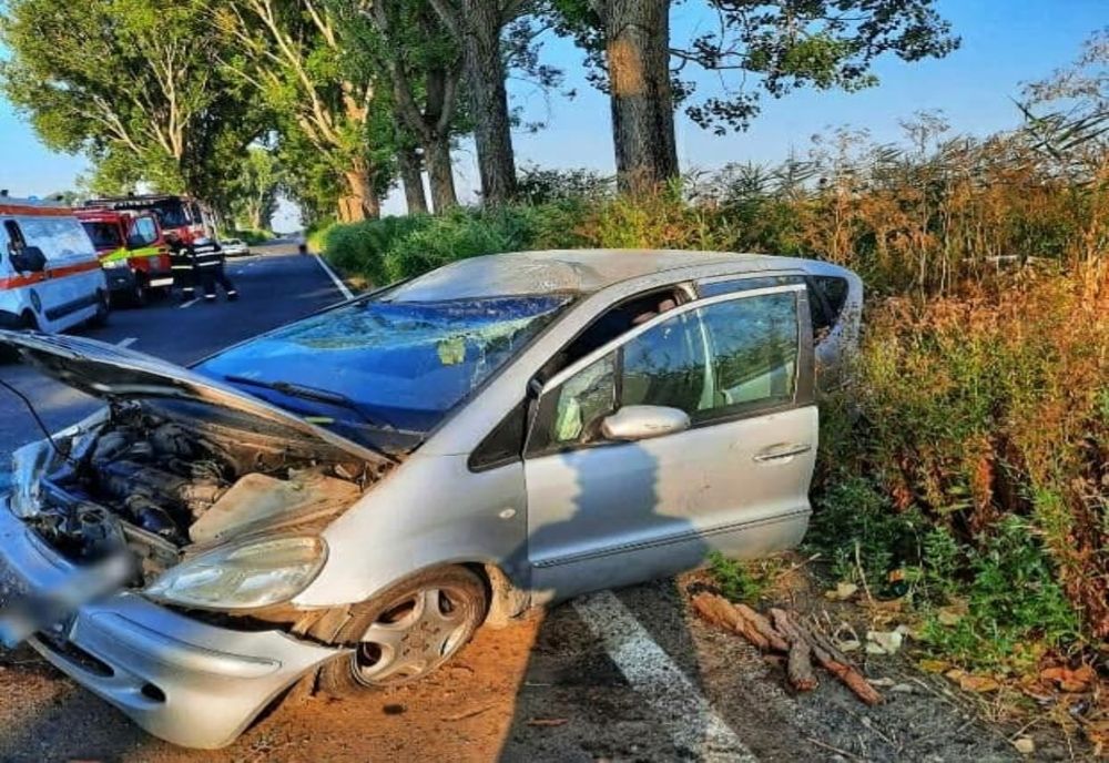 Tânără descarcerată dintr-un autoturism, pe DJ 507, la Gostinu