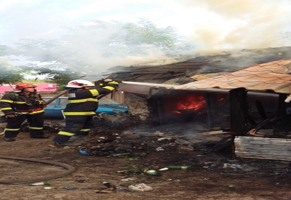 Un incendiu a cuprins o locuință din Bălanu.  Trei autospeciale de pompieri intervin