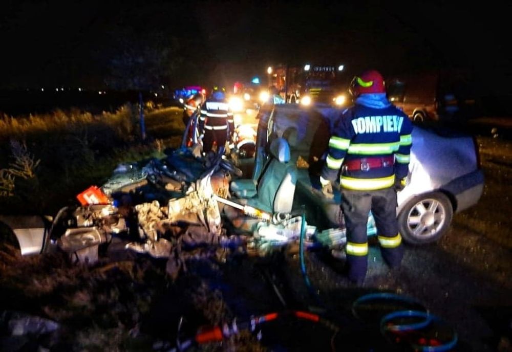 Un mort și un rănit după ce un autoturism a intrat în coliziune cu o autoutilitară, pe DN 6