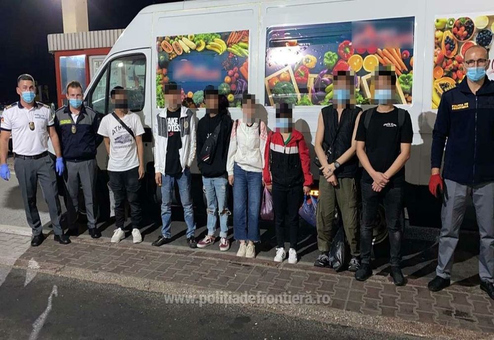 Șapte cetățeni vietnamezi, ascunși printre lăzi cu fructe, depistaţi la Giurgiu