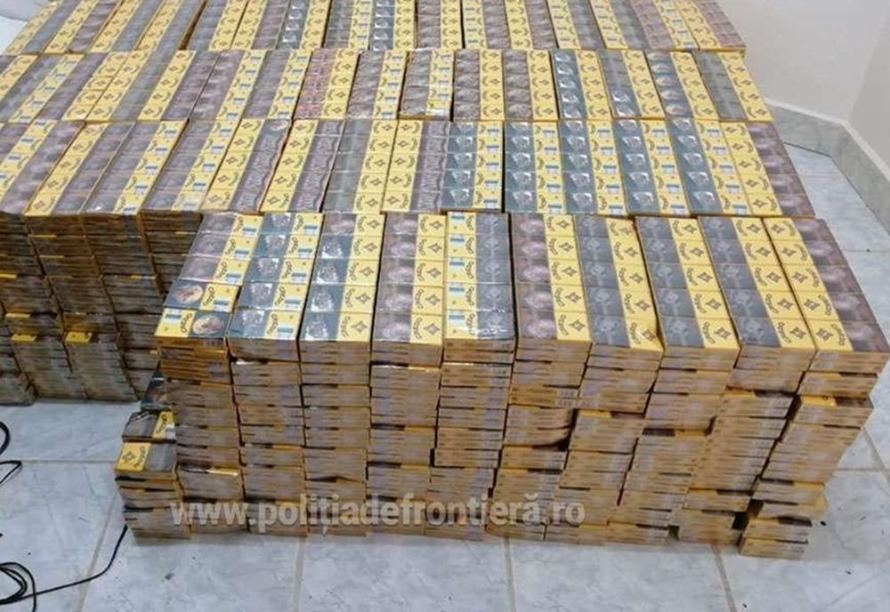 1.600 pachete cu țigări de contrabandă, descoperite în spaţiul destinat roţii de rezervă a unui autoturism, la Giurgiu 