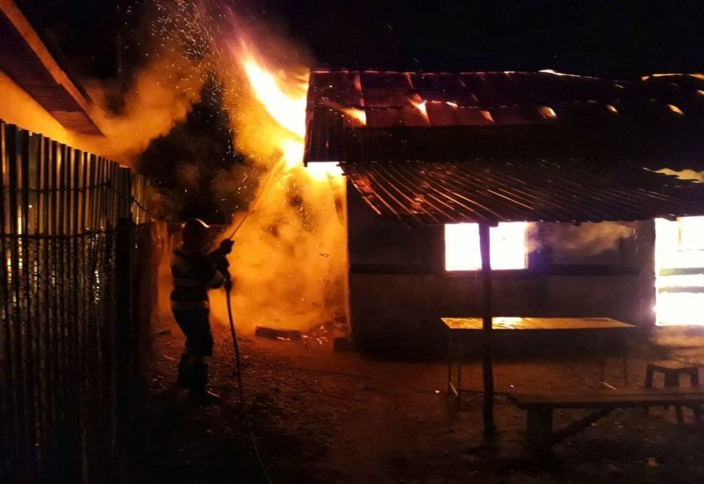 Incendiu violent la Uiești. O gospodărie a luat foc din cauza unui coș de fum necurățat