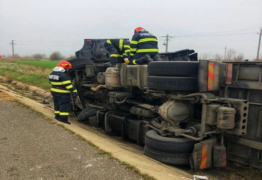Un TIR încărcat cu plăci OSB s-a răsturnat pe DN 5