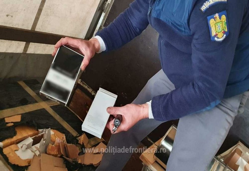 Parfumuri și încălțăminte sport contrafăcute, în valoare de peste 1.000.000 lei, confiscate de polițiștii de frontieră