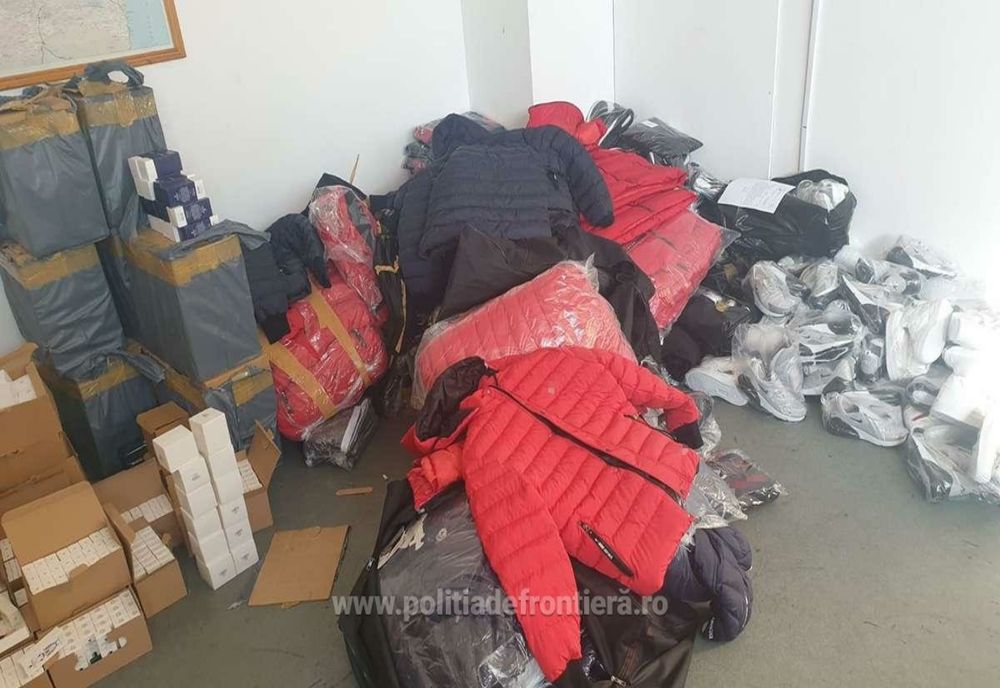 Peste 1.150 articole textile si parfumuri contrafăcute, confiscate la  frontieră