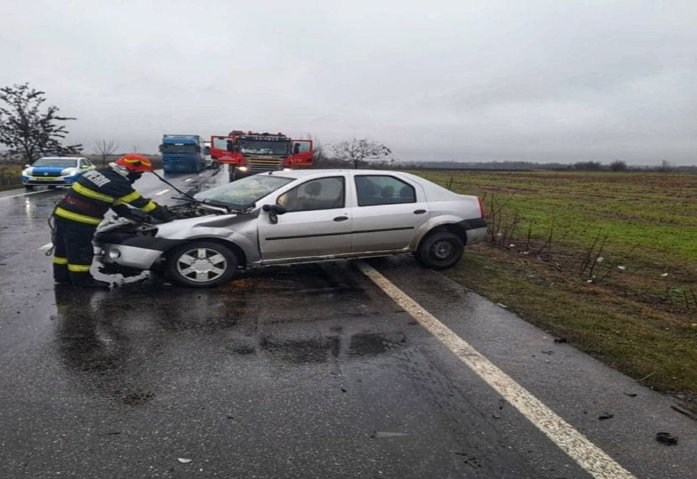 Accident rutier pe DN 6, la Naipu. Două persoane au avut nevoie de îngrijiri medicale