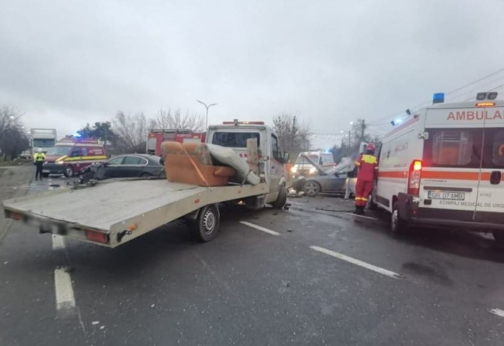 Accident cu patru autovehicule, la Stâlpu. Un bărbat a fost transportat la spital