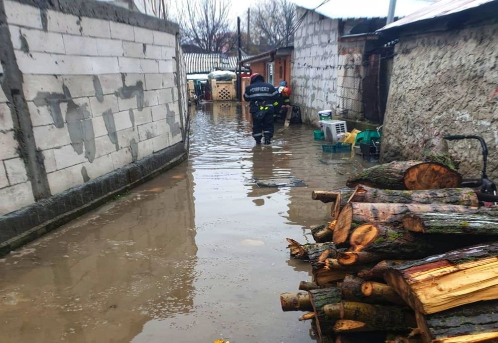 Stradă din Giurgiu, inundată din cauza precipitațiilor abundente