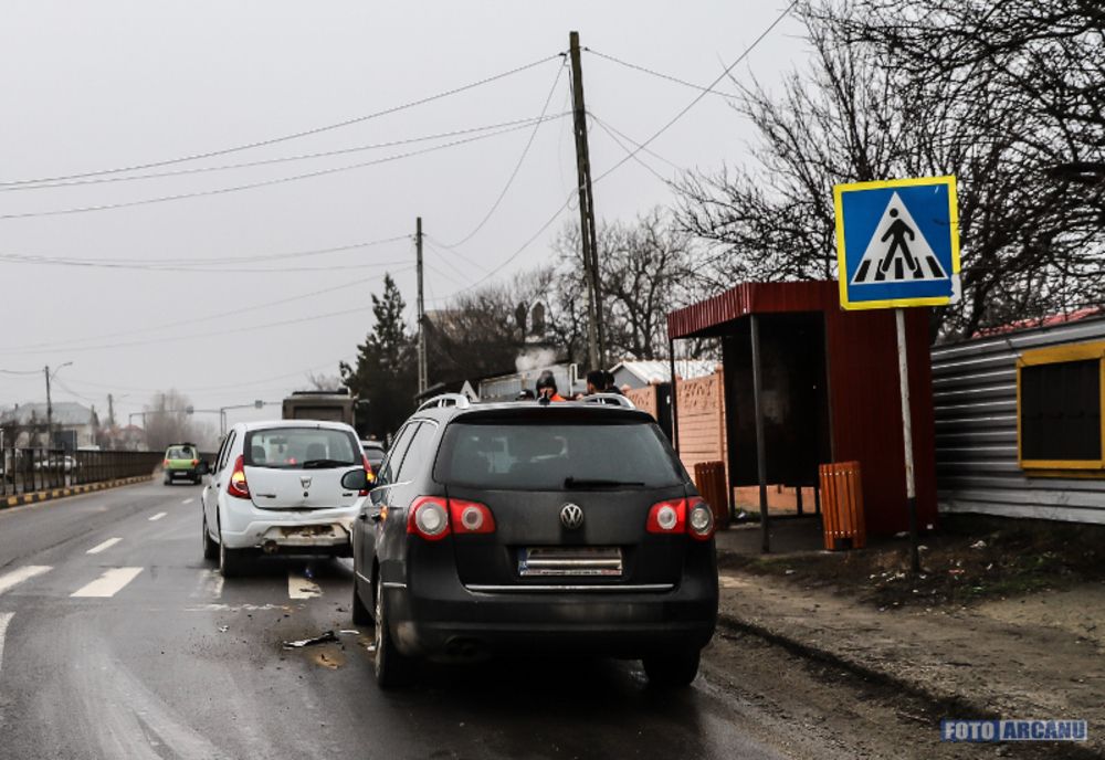 Coliziune între două autoturisme pe o trecere de pietoni, pe DN 5