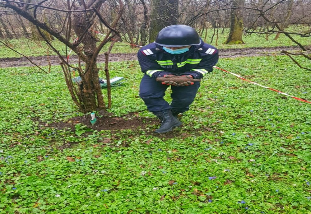 Bombă descoperită într-o pădure din Crevedia Mare de un căutător de obiecte vechi