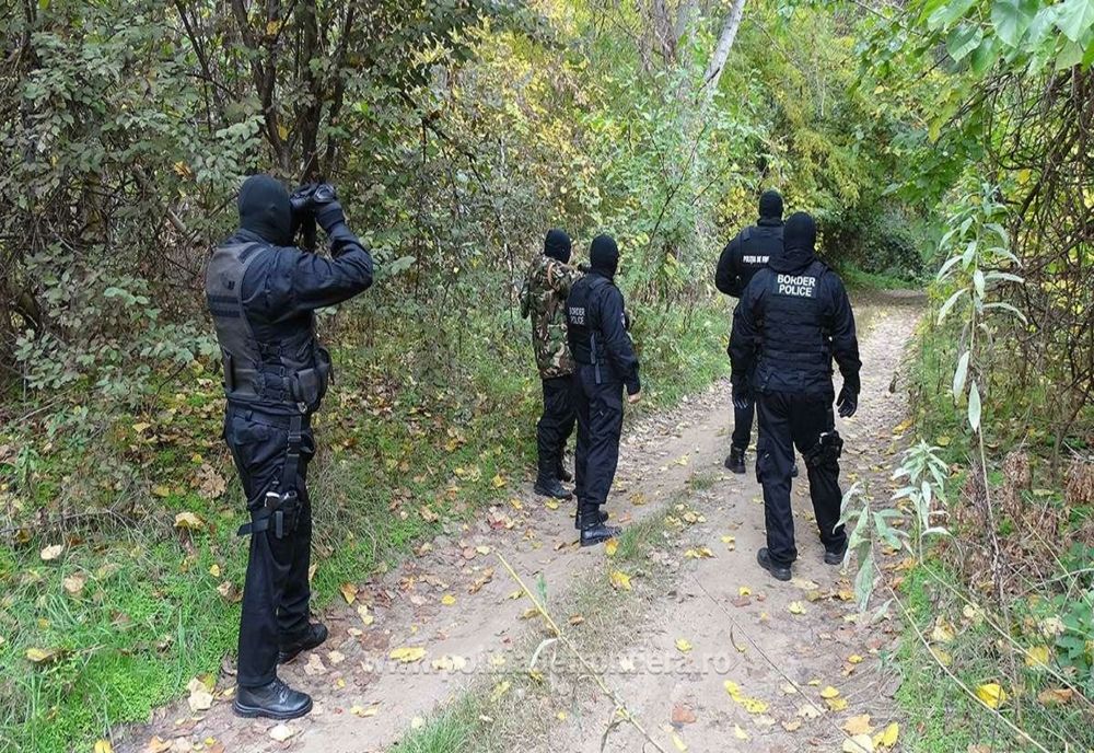 Nouă irakieni, descoperiți ascunși într-un TIR, la Drăganu-Argeș, de polițiști din cadrul ITPF Giurgiu. Patru dintre ei au fugit într-o pădure