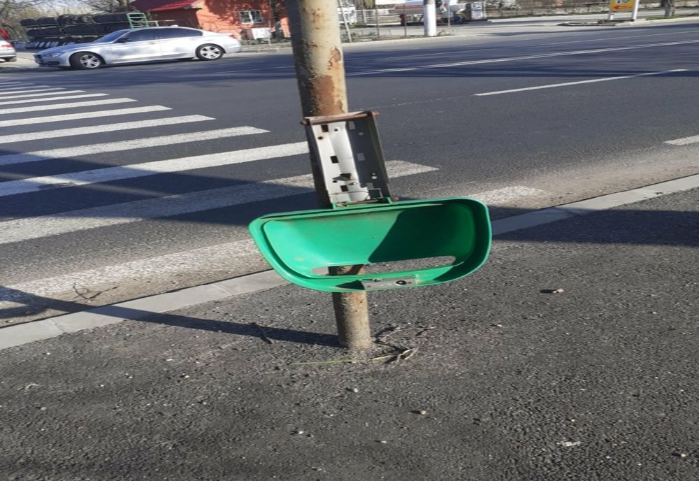 Giurgiuveni certați cu bunul simț. Iată cum continuă să vandalizeze coșurile de gunoi stradale!