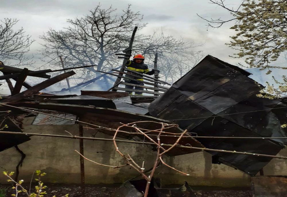 O casă a luat foc la Vânătorii Mari. Două autospeciale de stingere intervin 