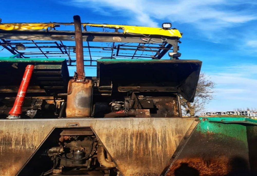 Un utilaj folosit la lucrări de asfaltare a luat foc, pe DN 41