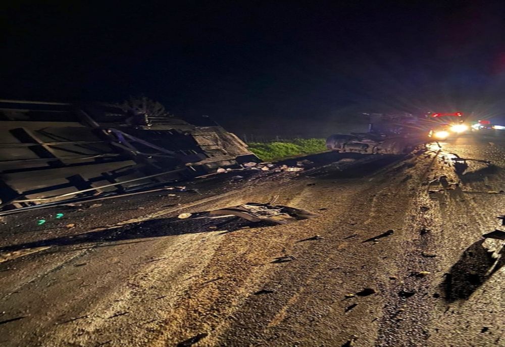 Un TIR s-a răsturnat pe DN 5, la Uzunu. Un pompier care se întorcea de la o misiune a acordat primul ajutor șoferului rănit 